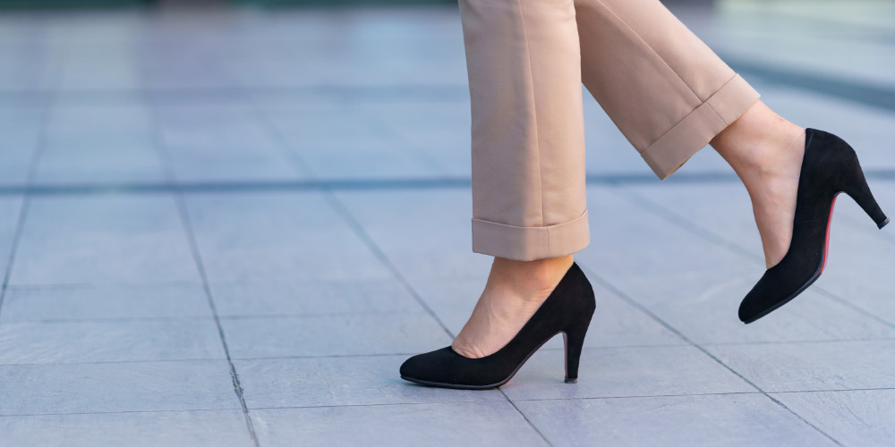девушка в черных туфлях на каблуках