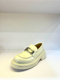 Лоферы, молочная лаковая кожа 30316  фото